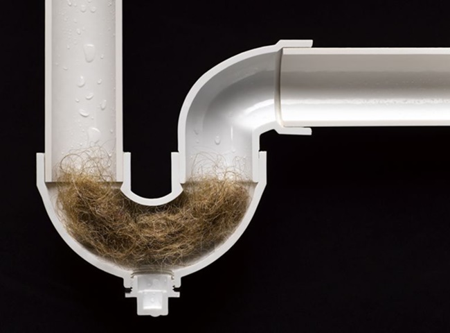 T&oacute;c rụng chứa qu&aacute; nhiều trong đường ống tho&aacute;t nước