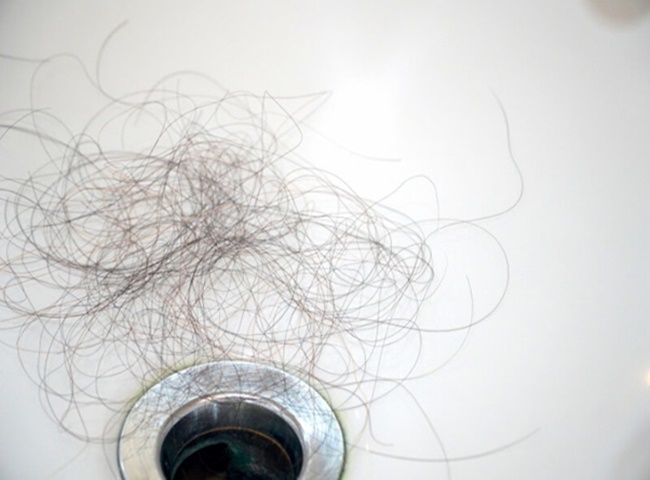 Do t&oacute;c rụng l&agrave;m nghẹt đường ống lavabo