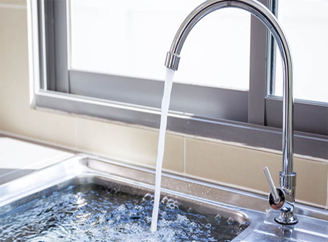 Bồn rửa ch&eacute;n nh&agrave; bạn bị nghẹt do t&oacute;c rụng 