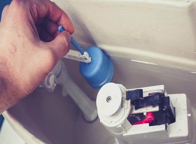 Thay thế van xả mới nếu không sửa được