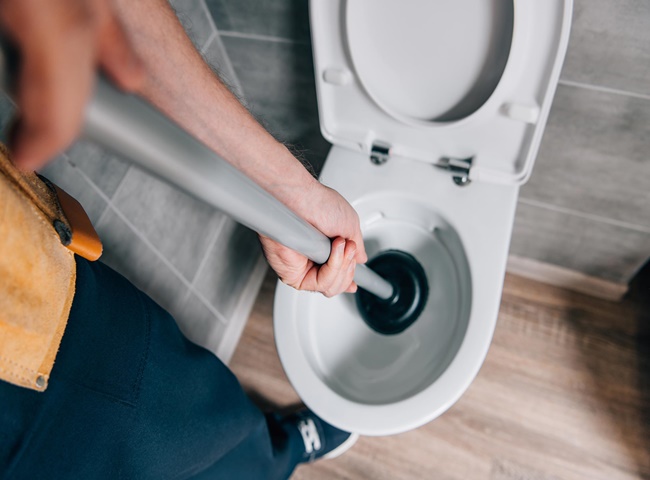Th&ocirc;ng bồn cầu nghẹt bằng pttiong qu&aacute; dễ d&agrave;ng 
