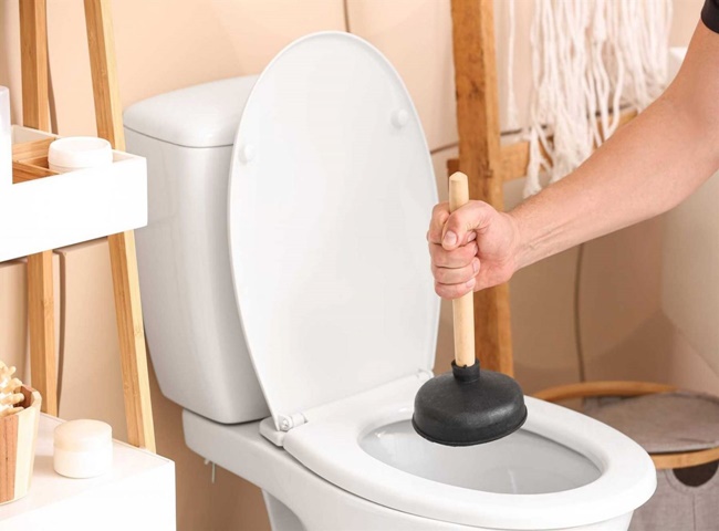 D&ugrave;ng pittong th&ocirc;ng tắc bồn cầu gi&uacute;p bạn tiết kiệm thời gian