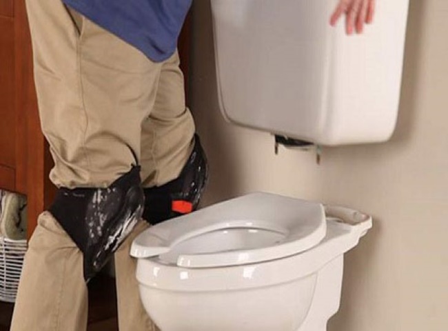 Thực hiện thay k&eacute;t nước bồn cầu