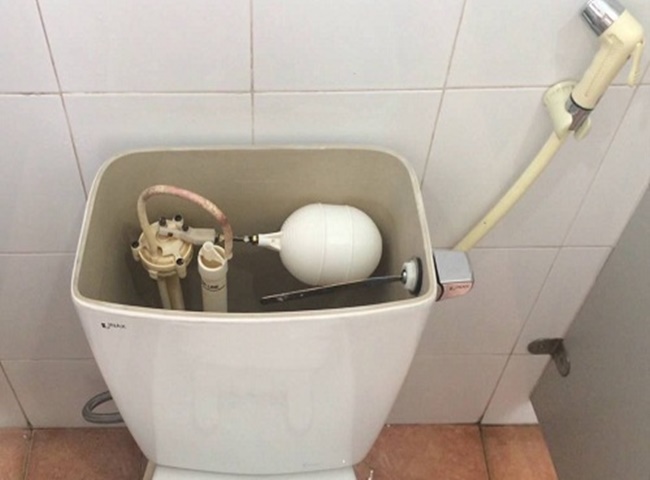 Van cấp nước gặp sự cố g&acirc;y r&ograve; rỉ nước