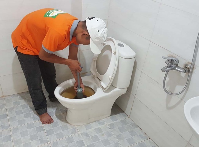 Dịch vụ th&ocirc;ng bồn cầu quận 12 quy tr&igrave;nh chuy&ecirc;n nghiệp