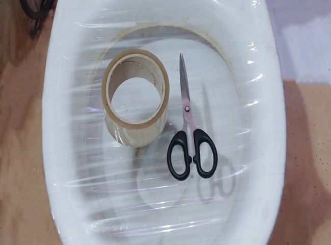 Nhược điểm của cách thông bồn cầu bằng băng dính