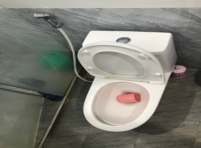 Trường hợp bồn cầu được thông tắc bằng băng dính