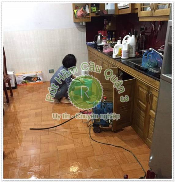 C&aacute;ch xử l&yacute; đường ống tho&aacute;t nước bị tắc trong nh&agrave; bếp