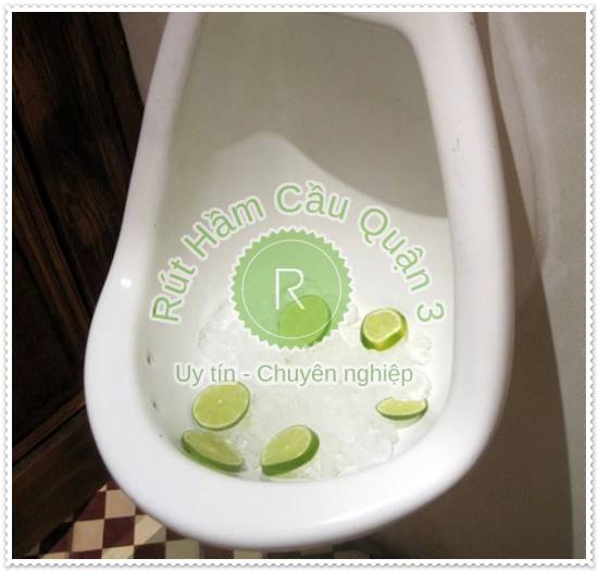 C&aacute;ch th&ocirc;ng bồn cầu bị tắc bằng nước n&oacute;ng