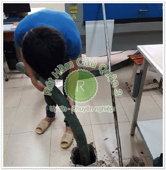Thông bồn cầu tại nhà nhanh chóng hiệu quả