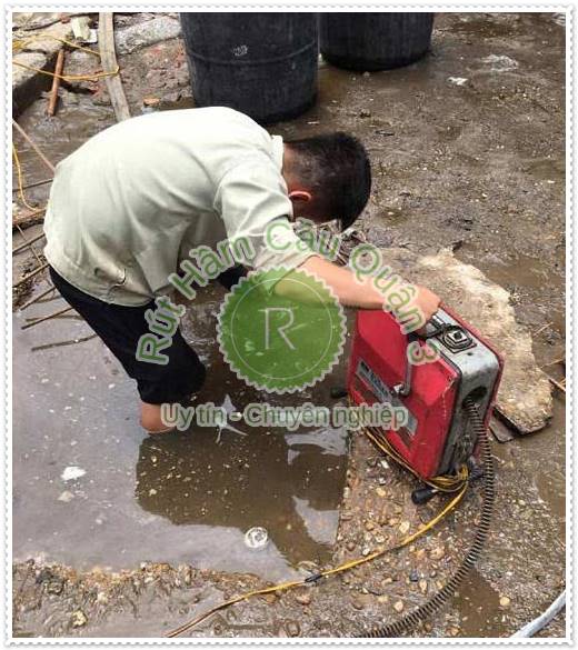 Thông bồn cầu tại nhà nghẹt do ống thoát nước