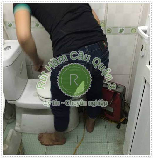 Thông bồn cầu tại nhà tiết kiệm chi phí