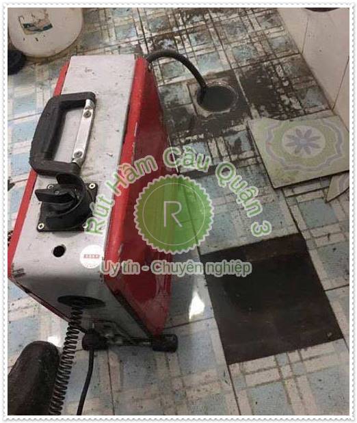 Cách thông tắc bồn cầu nhanh nhất và nguyên nhân bị tắc cống là gì?