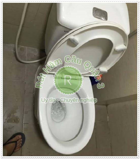 C&aacute;ch th&ocirc;ng bồn cầu bị tắc nặng