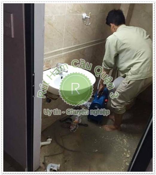 C&aacute;ch th&ocirc;ng tắc bồn cầu hiệu quả bạn n&agrave;o cũng n&ecirc;n biết
