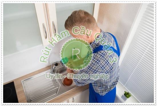 C&aacute;ch th&ocirc;ng bồn cầu bằng bơm thụt cho b&agrave; nội trợ