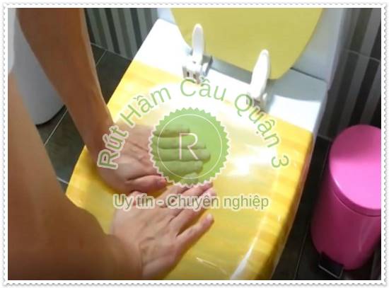 Thông bồn cầu bằng băng dính dùng ngay tại nhà