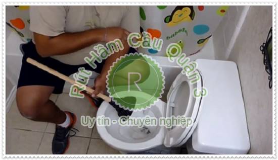 Thông bồn cầu tại nhà bằng gậy pit-tong