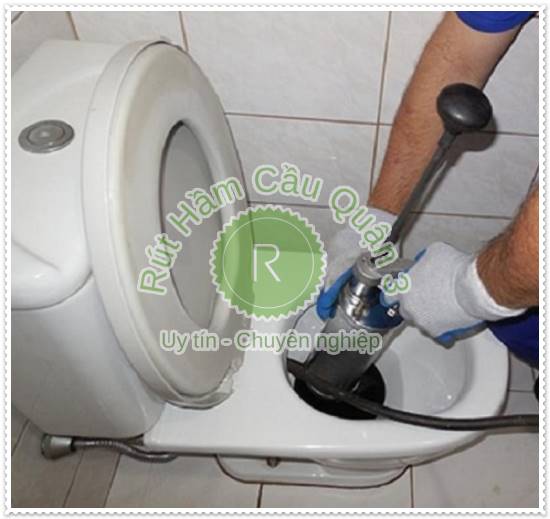 hướng dẫn c&aacute;ch th&ocirc;ng bồn cầu bằng bơm thụt